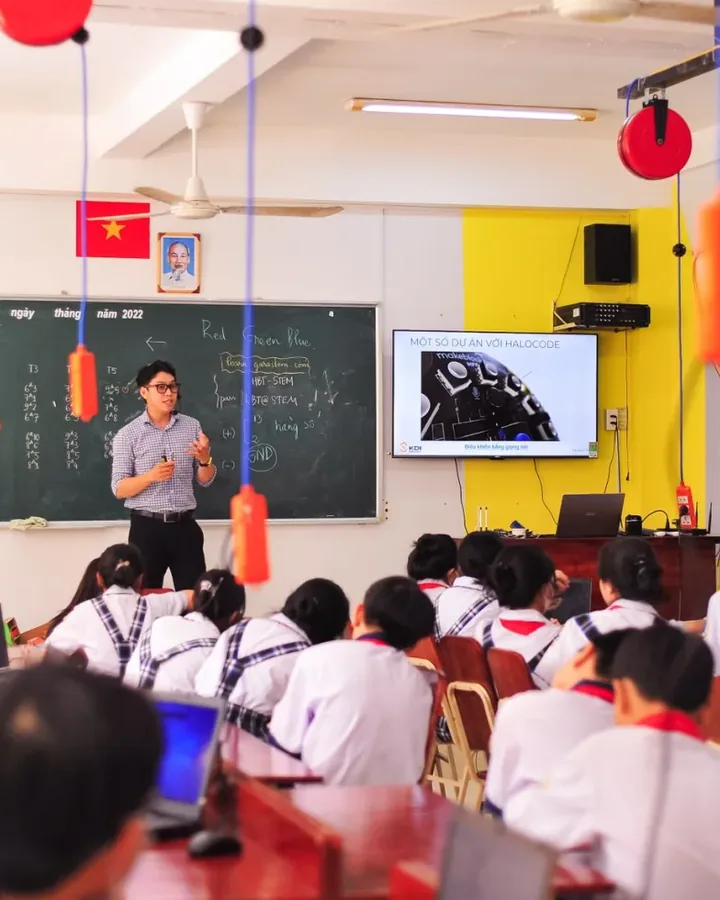 Giảng viên chữa bài